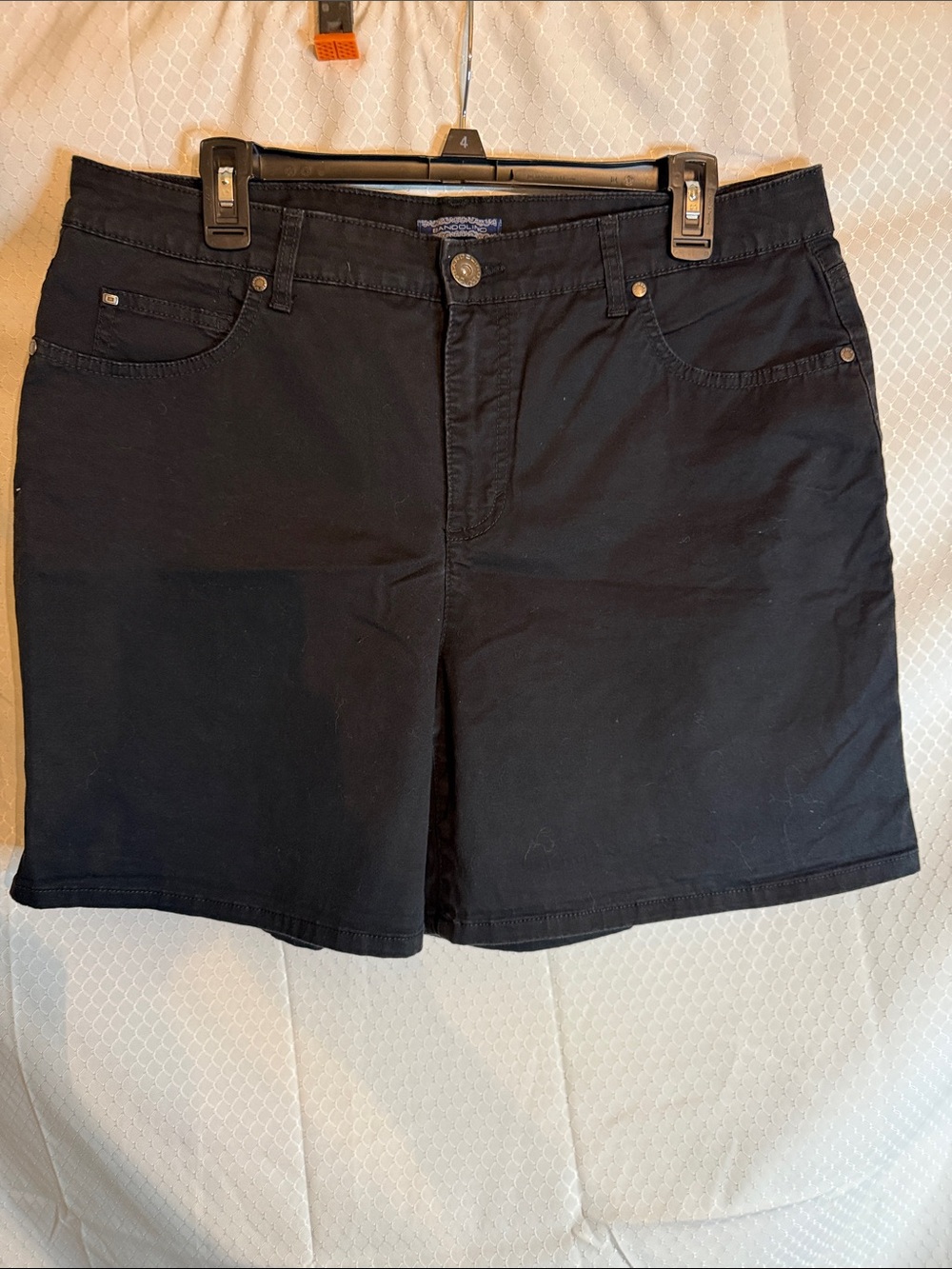 Bandolino black 5 pocket mandie shorts in a size 14.
